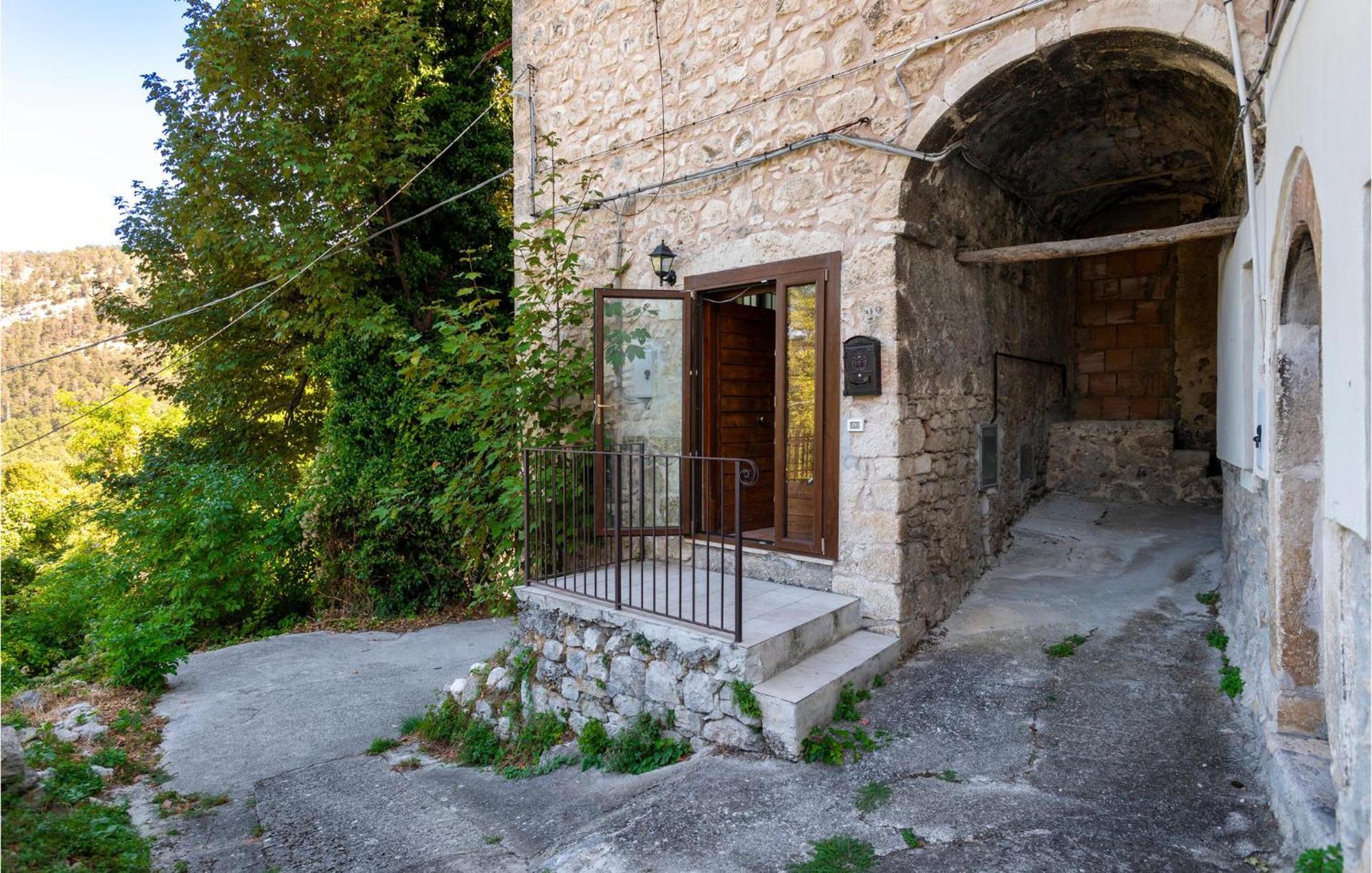 4 Bedroom Lovely Apartment In Caramanico Terme Esterno foto