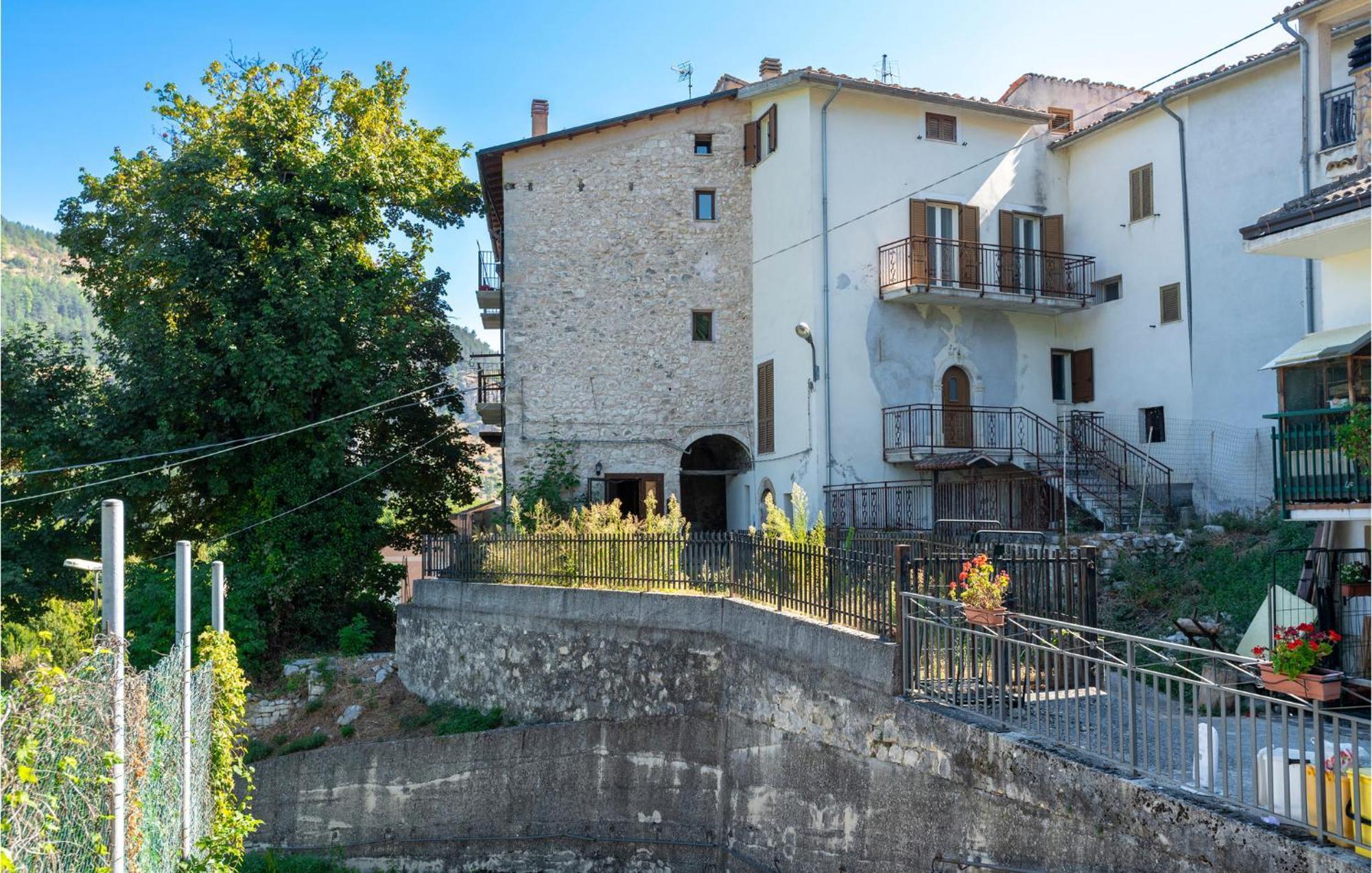 4 Bedroom Lovely Apartment In Caramanico Terme Esterno foto