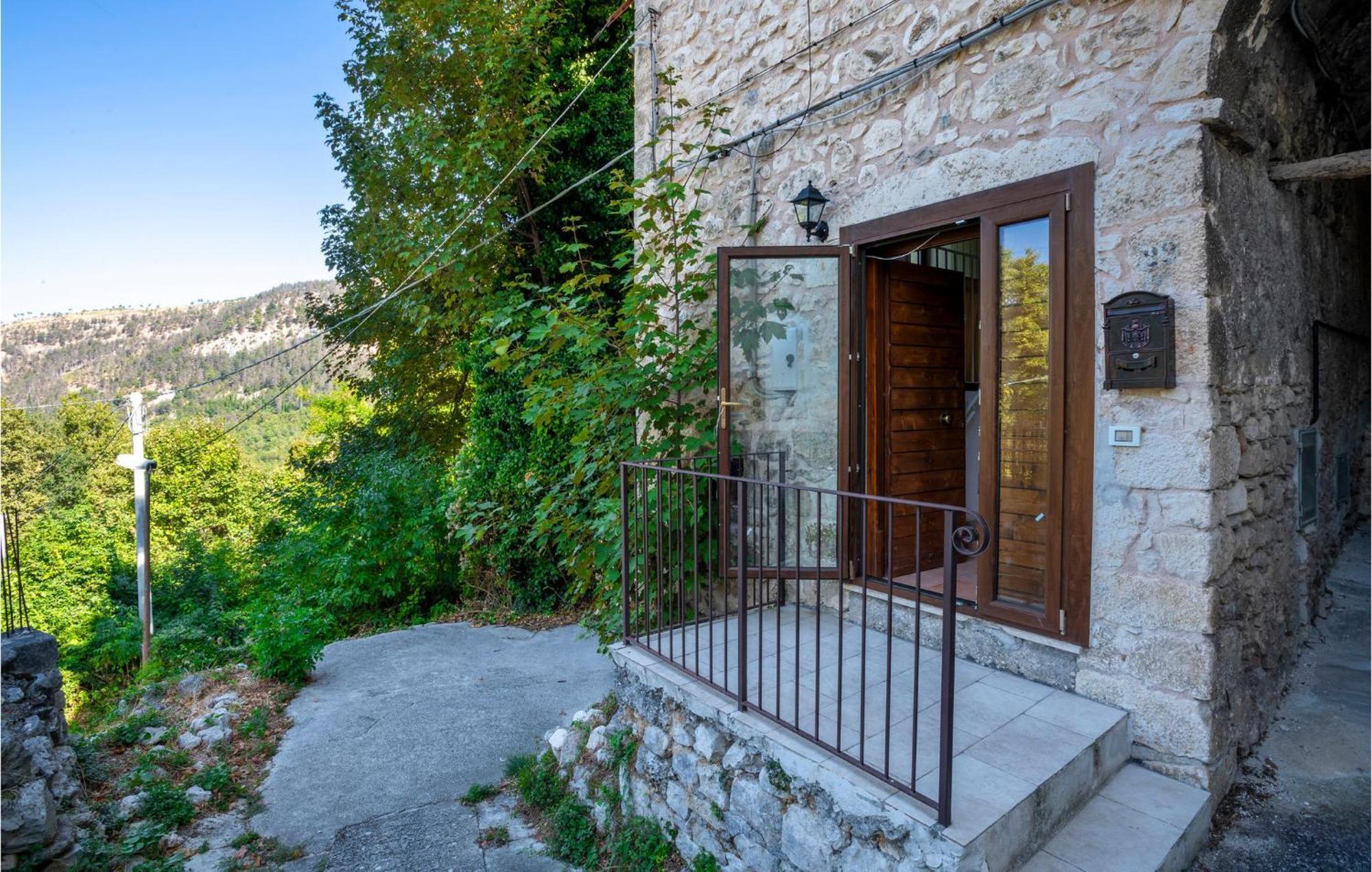 4 Bedroom Lovely Apartment In Caramanico Terme Esterno foto